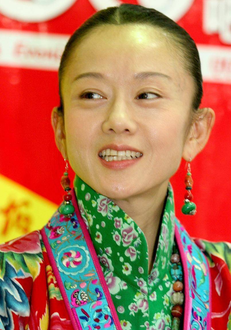 底色|不戴帽子不化浓妆的杨丽萍，真是清纯的可以，脑门锃亮更显气色