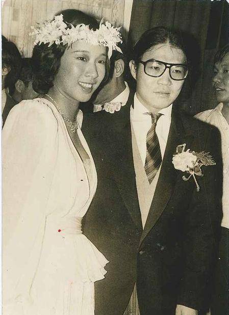 郭晶晶|郭晶晶婆婆罕见现身！穿大衣配高跟鞋气质高贵，二婚老公时髦儒雅