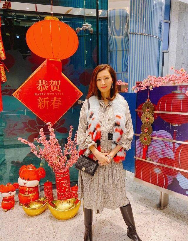 黑色|李嘉欣带儿子滑雪,穿得很“醒目”,49岁的妈妈却依旧是少女心