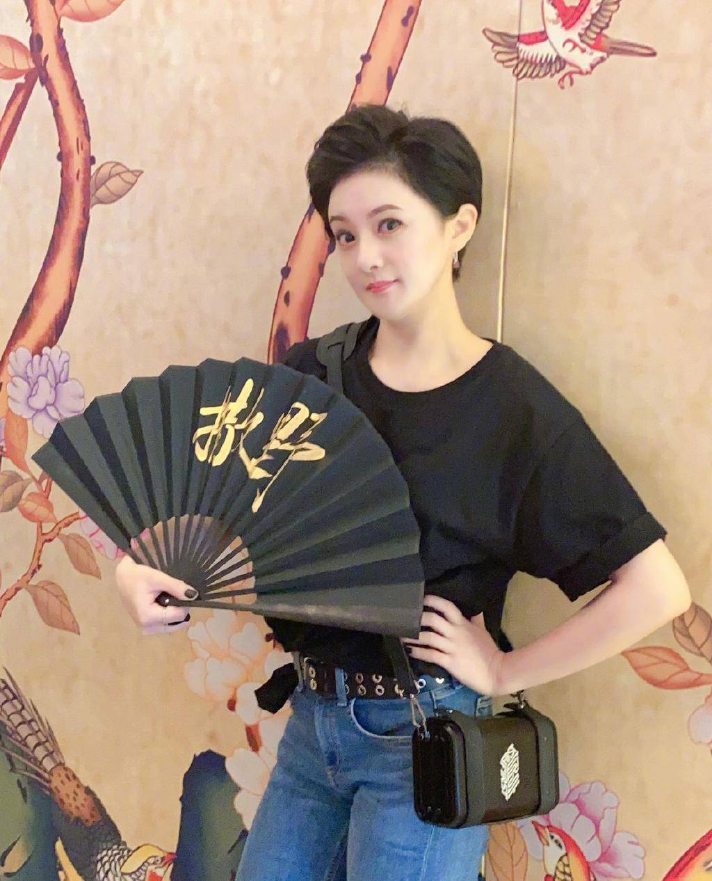 黑色|金铭过生日!穿夹克和陈佩斯儿子一起庆祝,不婚不育40岁仍少女