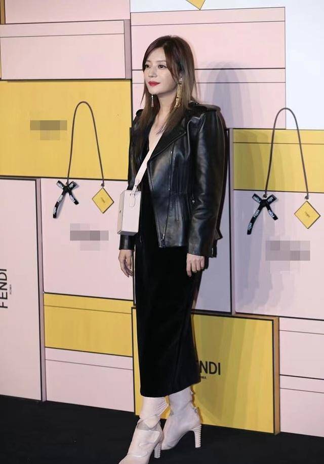 黑色|44岁赵薇高清生图曝光，穿V领裙搭皮衣，皱纹明显幸好气质依旧在