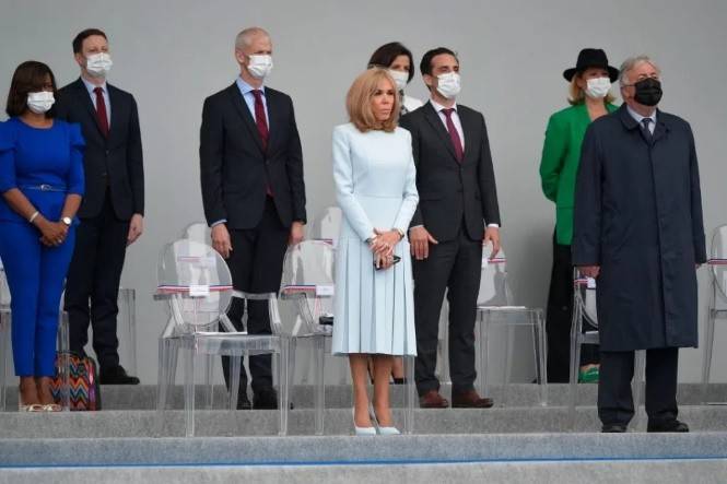 布丽|布丽吉特穿浅蓝百褶裙，看似年轻身材好，可68岁不换发型有原因！