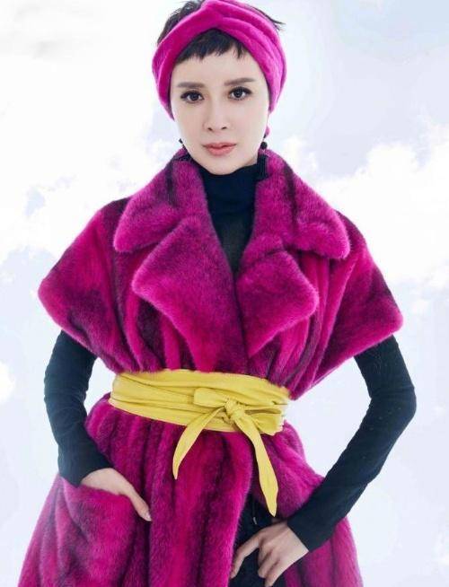 颜色|金巧巧为女儿庆生!7岁女儿寸头像假小子,她自己却穿得像小公主