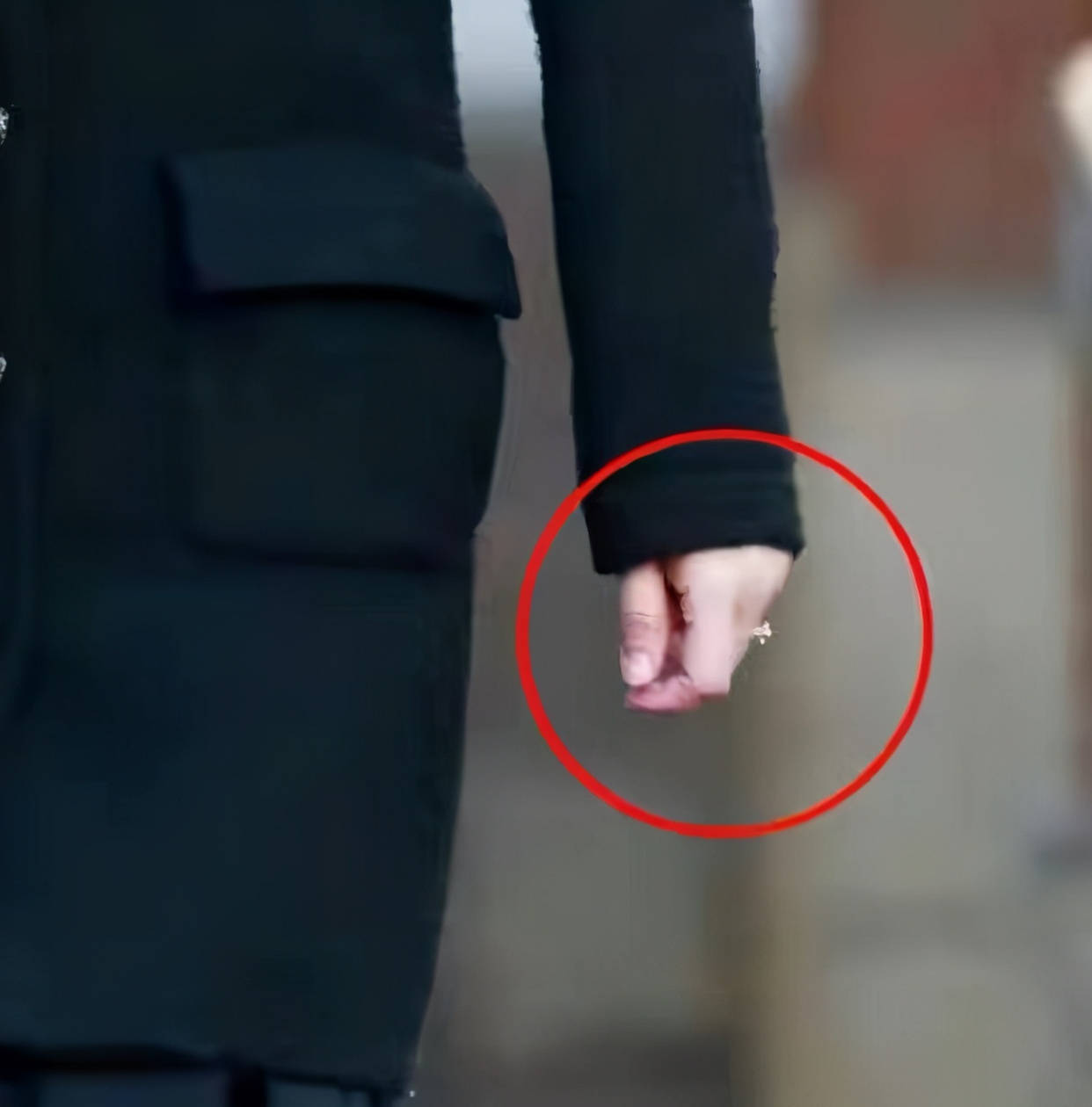 无名指|孟晚舟近照曝光!穿5万元旧大衣低温下露小腿,无名指钻戒太耀眼