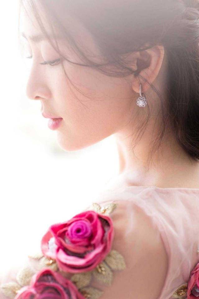 女孩子|马苏认真打扮起来不得了，一袭浅粉色礼服温柔高贵，少女感十足