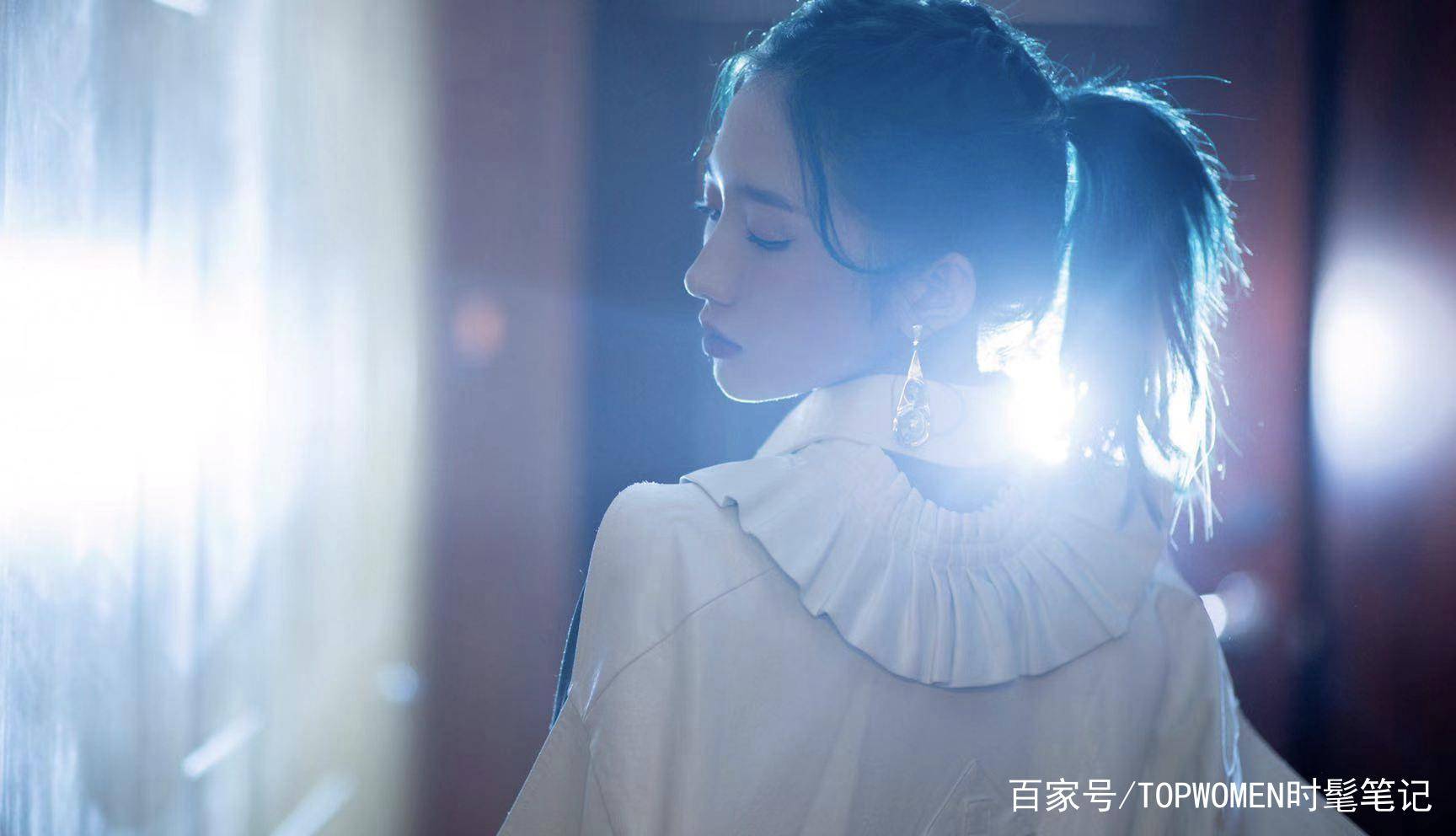 感觉|孟美岐活动造型曝光,白色斗篷搭配灰色格纹裙,优雅又帅气超迷人