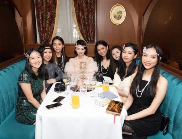 邱淑贞|53岁邱淑贞为女儿庆生!沈月穿貂皮戴珍珠项链美成顶级名媛,气质佳