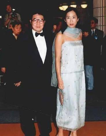 郭晶晶|郭晶晶婆婆罕见现身！穿大衣配高跟鞋气质高贵，二婚老公时髦儒雅