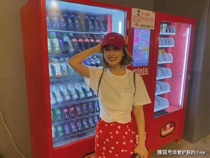 感觉|38岁吴昕认真打扮是真好看,简单T恤配碎花裙,减龄元气像学生妹