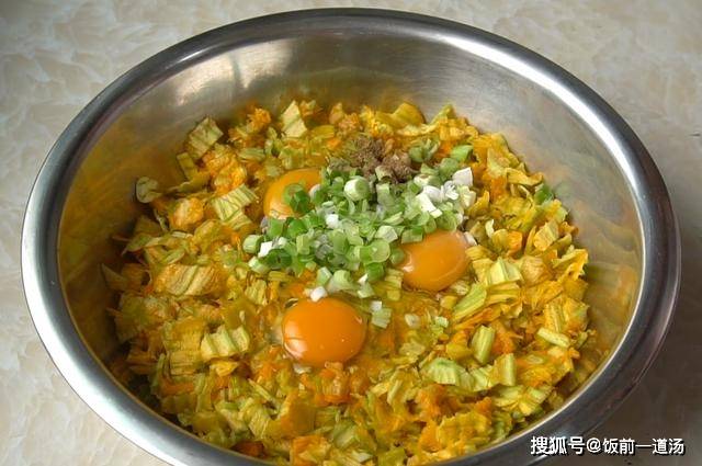 做法|夏天我家常用这种“花”做早餐，手不用沾面，做法简单，营养美味