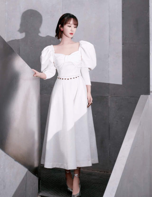 黑纱|杨紫嫌短裤太普通，就在外面缝一层“黑纱”，不料却意外时髦