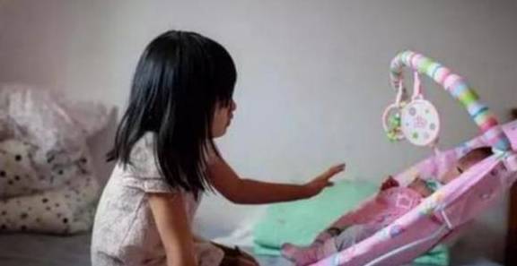 女儿|5岁女儿一直说窗外有人影，妈妈起初不以为然，去医院检查后痛哭