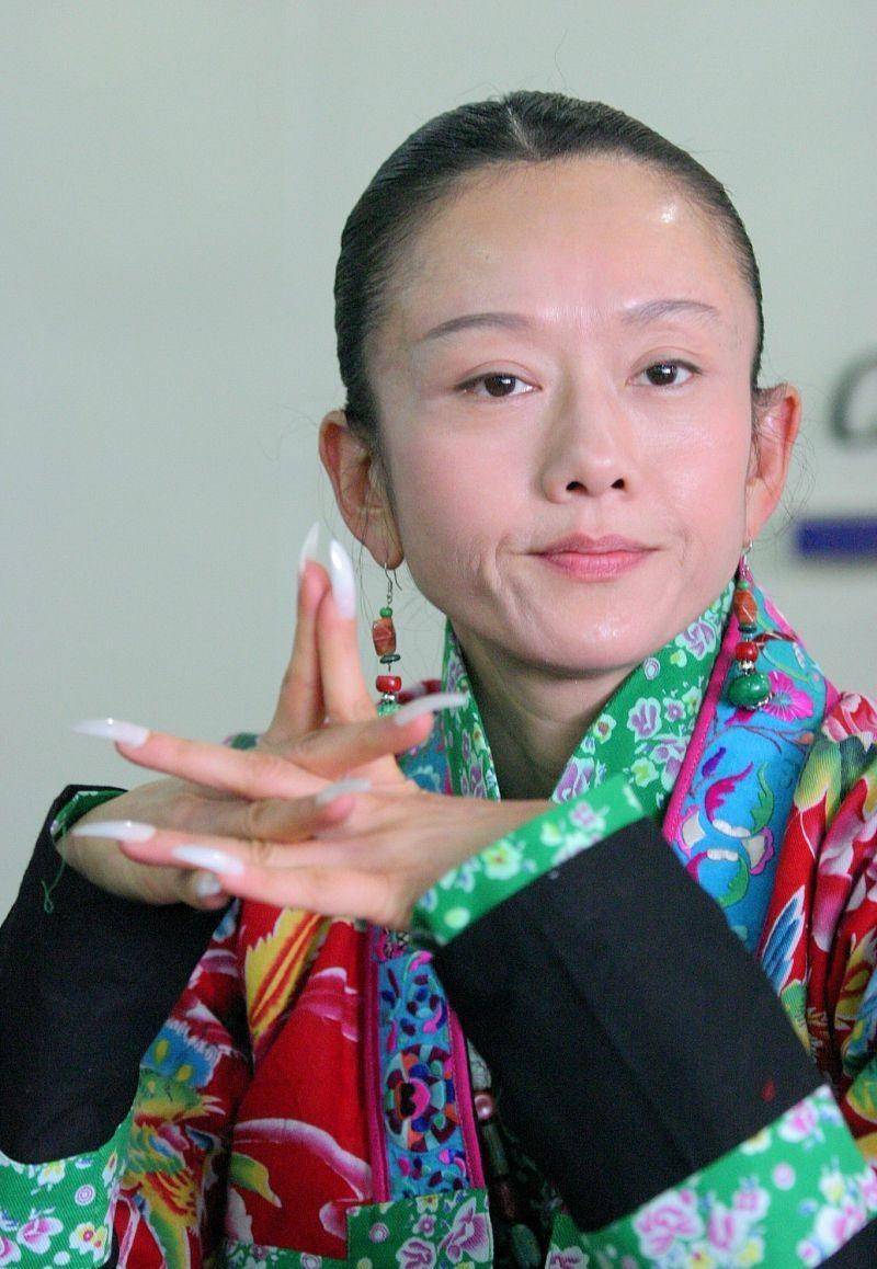 底色|不戴帽子不化浓妆的杨丽萍，真是清纯的可以，脑门锃亮更显气色