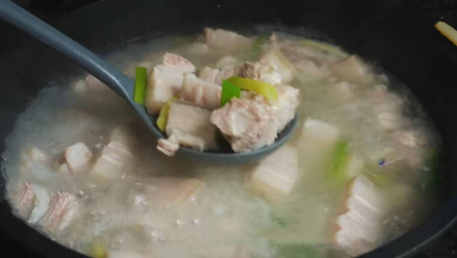 步骤|五花肉解馋的吃法，搭配一碗板栗，不加水不用盐，肥而不腻又软烂