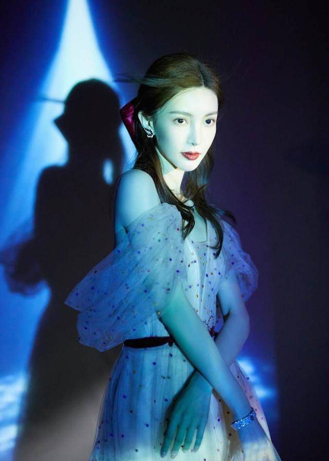 迪丽热巴|晚会上女星比美！郑爽穿“泡泡袖”像公主，迪丽热巴化起了大浓妆