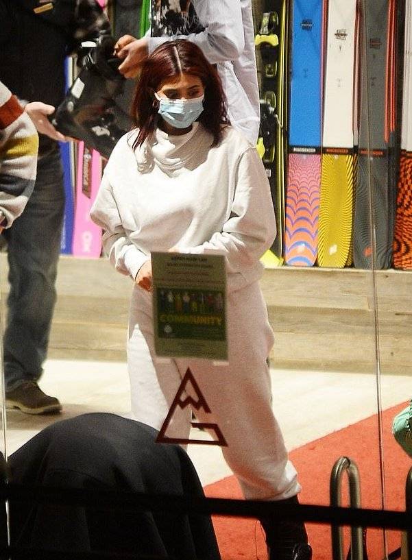 富婆|卡戴珊姐妹雪天比美！肯豆秀魔鬼腰被碾压，金小妹拎爱马仕真贵妇