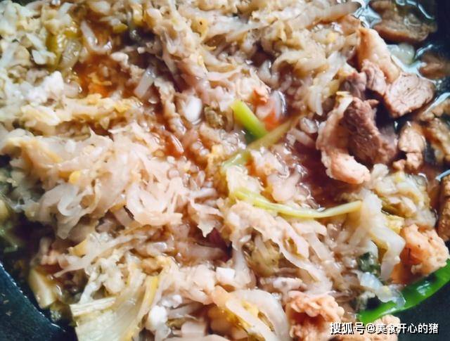 下锅|酸菜炖肉直接下锅？难怪又苦又难吃，教你正确做法，鲜香更开胃
