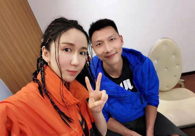 黑色|易建联跟娄艺潇合影，穿蓝色个性外套配长裤，一双大手像“簸箕”