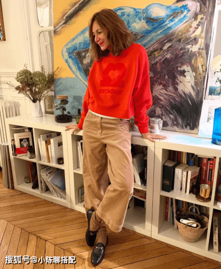 颜色|法国单亲妈妈长相显老，靠减龄穿搭美出新境界，优雅从容令人赞叹