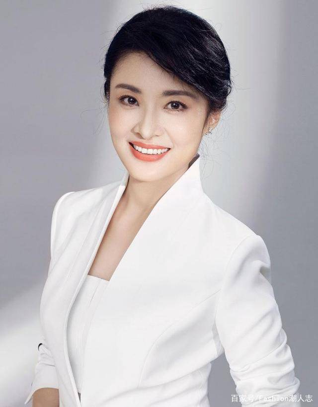 整体|52岁周涛近照曝光！西服配长裙气质佳，就是法令纹暴露年龄了