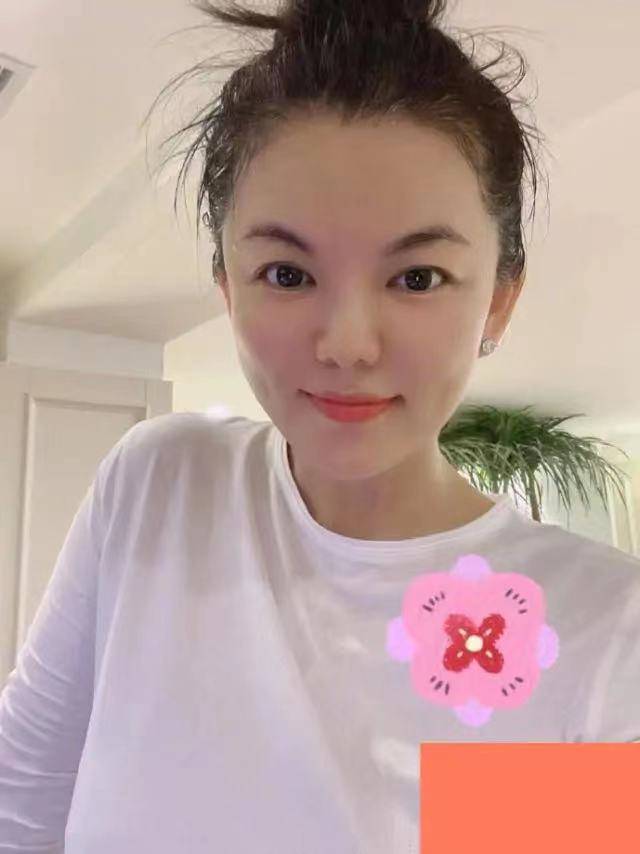 午餐|李湘晒近照：深邃酒窝+完美身材，照片中奢侈品引人注目