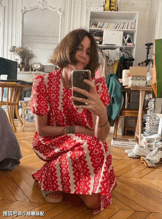 颜色|法国单亲妈妈长相显老，靠减龄穿搭美出新境界，优雅从容令人赞叹