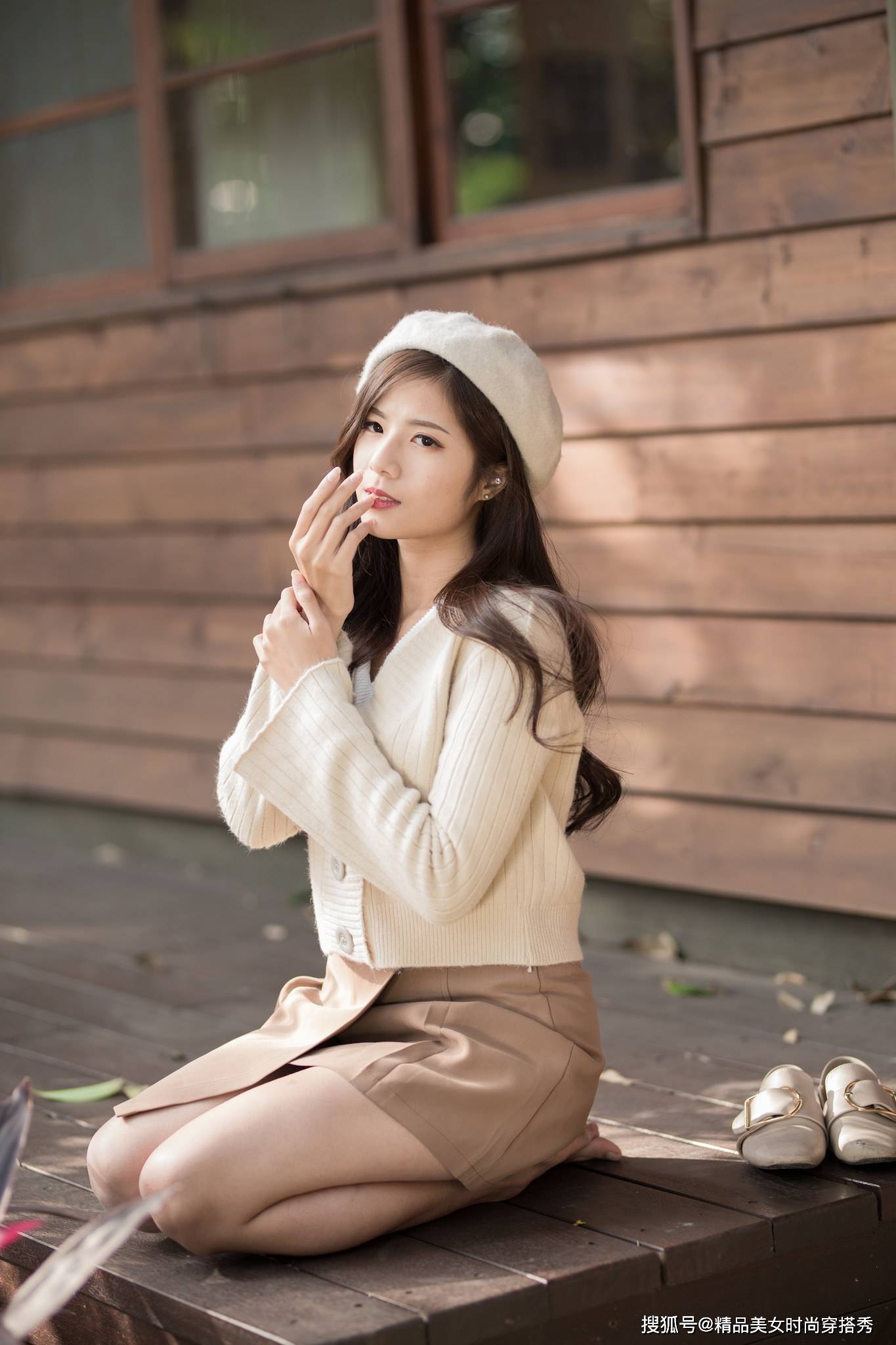 天气|米白色针织衫温柔知性,搭配带有复古味道的卡其色短裙,优雅大气