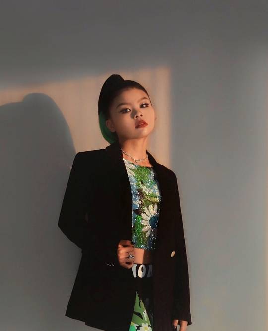黑色|Cindy脱胎换骨？瘦出尖下巴辣妹感十足，不复从前人见人骂丑娃娃！