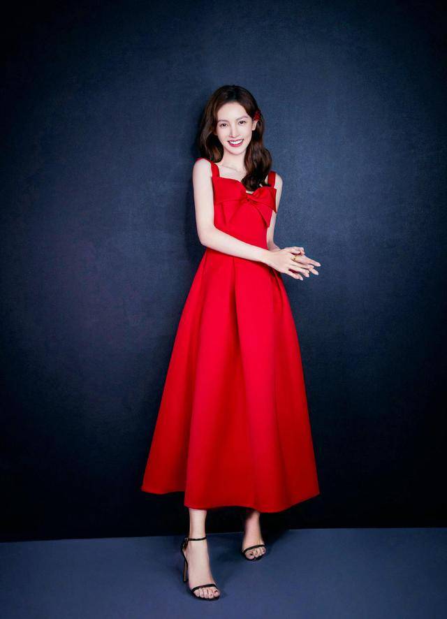 上半身|金晨越来越会穿了，一袭紫色亮片连衣裙精致优雅，成熟大气