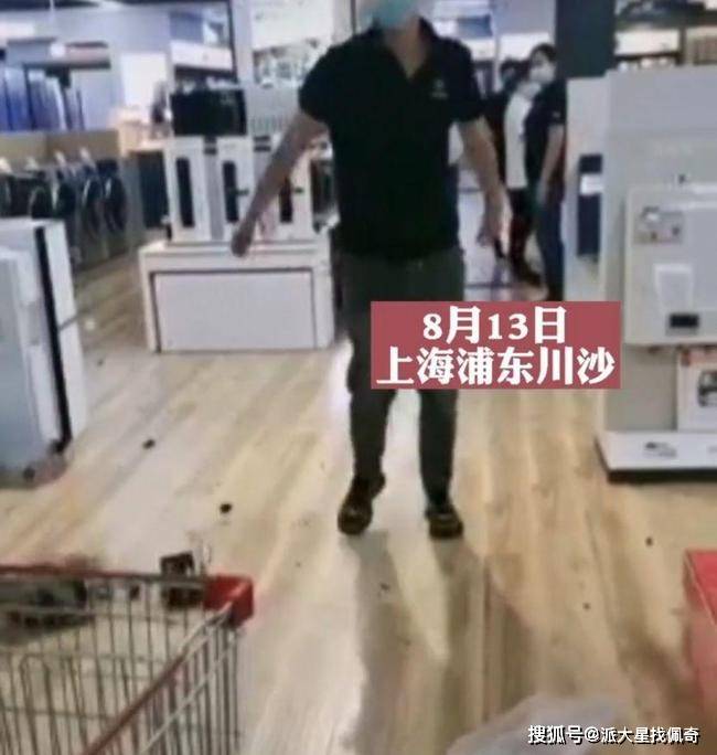 因为|男子购买的电饭煲煮粥外溢严重，商家不给处理态度差，男子当场砸碎电饭煲泄愤