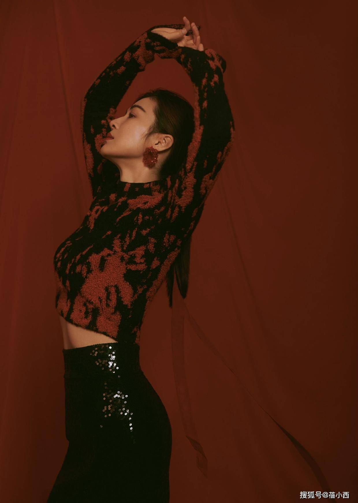 状态|童蕾真是自带贵妇气质，简单穿白色连衣裙很优雅，状态远胜同龄人