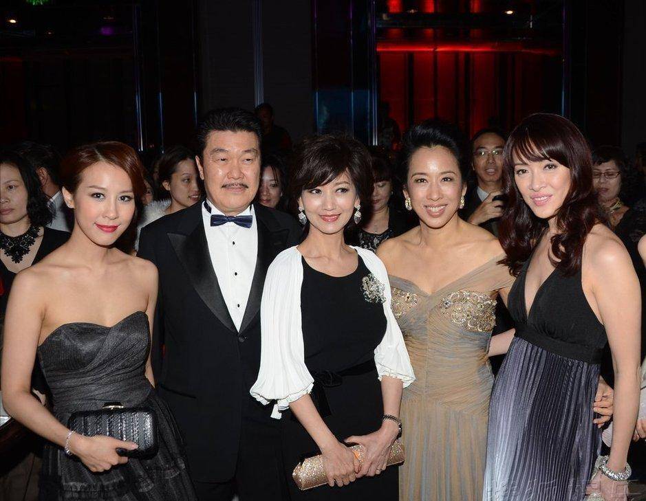 郭晶晶|郭晶晶婆婆罕见现身！穿大衣配高跟鞋气质高贵，二婚老公时髦儒雅