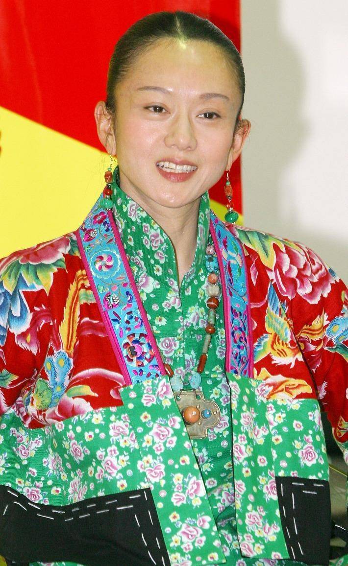 底色|不戴帽子不化浓妆的杨丽萍，真是清纯的可以，脑门锃亮更显气色