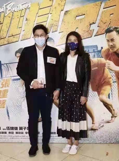 黑色|郭晶晶携女逛街！打扮老气身材发福像大妈，霍启刚弯腰驼背没气质