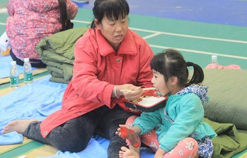 边玩|家长别再这样喂孩子吃饭了，不但辛苦，对孩子健康还有影响