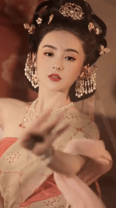 舞蹈|方媛七夕穿古装韵味足，仿若天外飞仙超惊艳，扮相不逊于明星演员