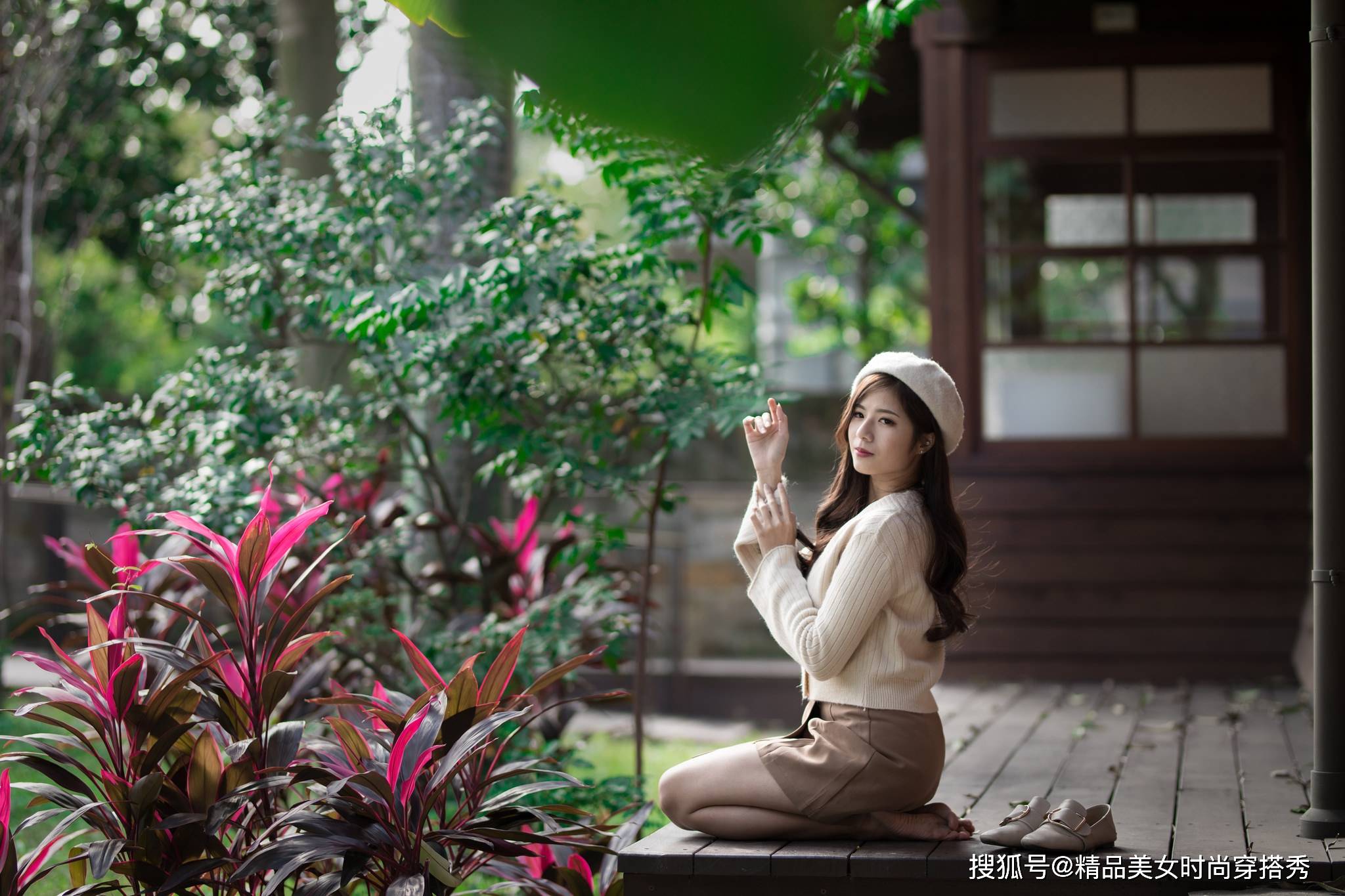 天气|米白色针织衫温柔知性,搭配带有复古味道的卡其色短裙,优雅大气