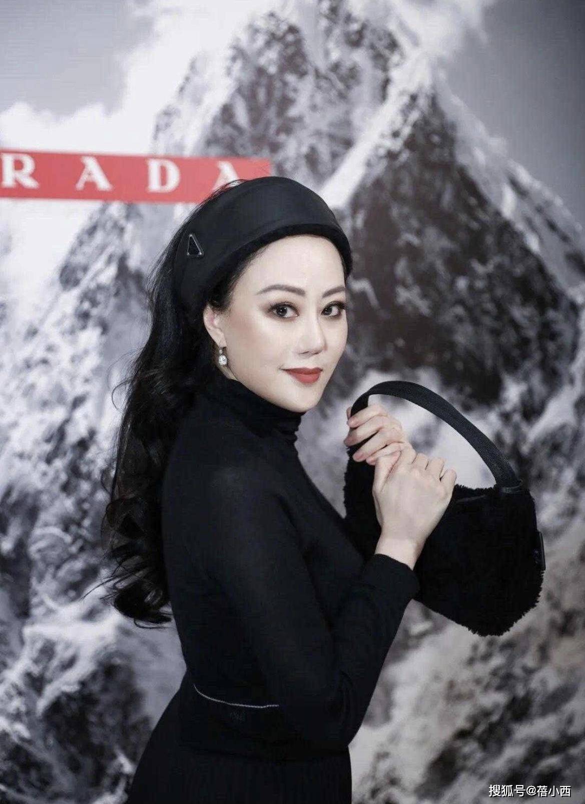 章小蕙|“章小蕙”真是上流社会贵妇的代表，饱满身材穿小黑裙，气质惊艳