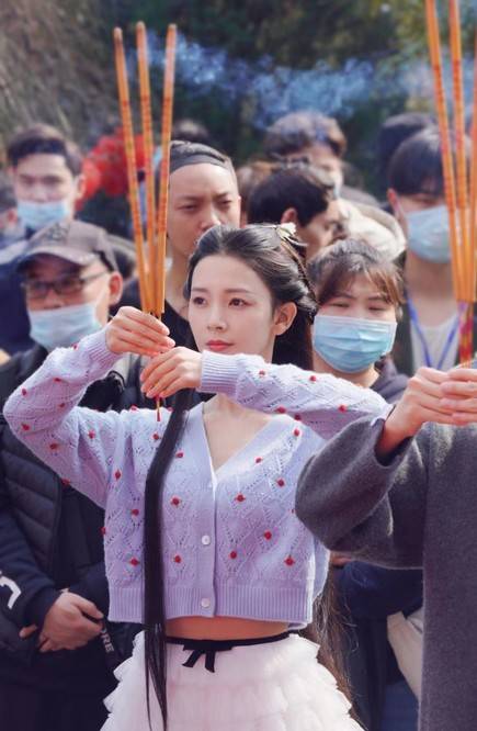 公主|陈瑶少女感真浓,好身材轻松驾驭露腰针织,清纯仙美随拍也一样美!