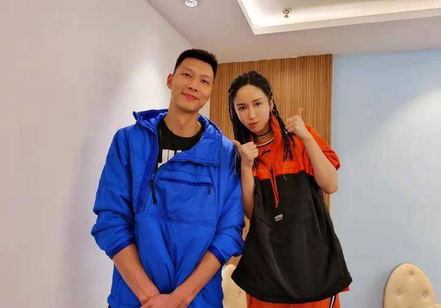 黑色|易建联跟娄艺潇合影，穿蓝色个性外套配长裤，一双大手像“簸箕”