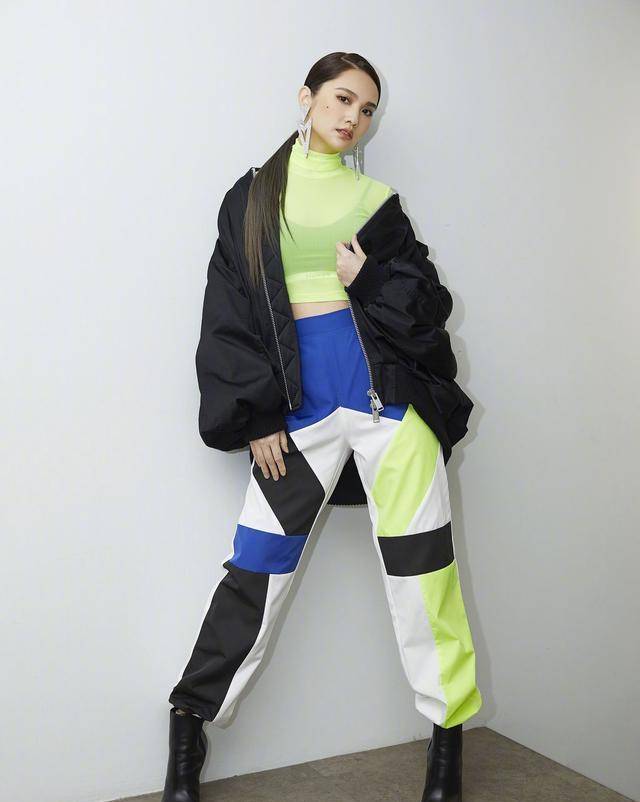 杨丞琳|杨丞琳戴口罩穿小熊衣，过年坚持运动，室内也要又美又安全！