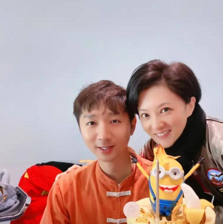 黑色|金铭过生日!穿夹克和陈佩斯儿子一起庆祝,不婚不育40岁仍少女