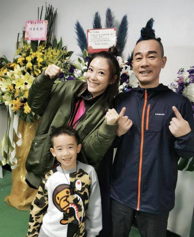 Jasper|陈小夏儿子真酷，Jasper为匹配情人节礼物，特意穿红外套配运动裤