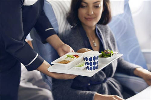 为啥搭乘飞机时，空姐一直给乘客送吃的？其中究竟有什么猫腻？