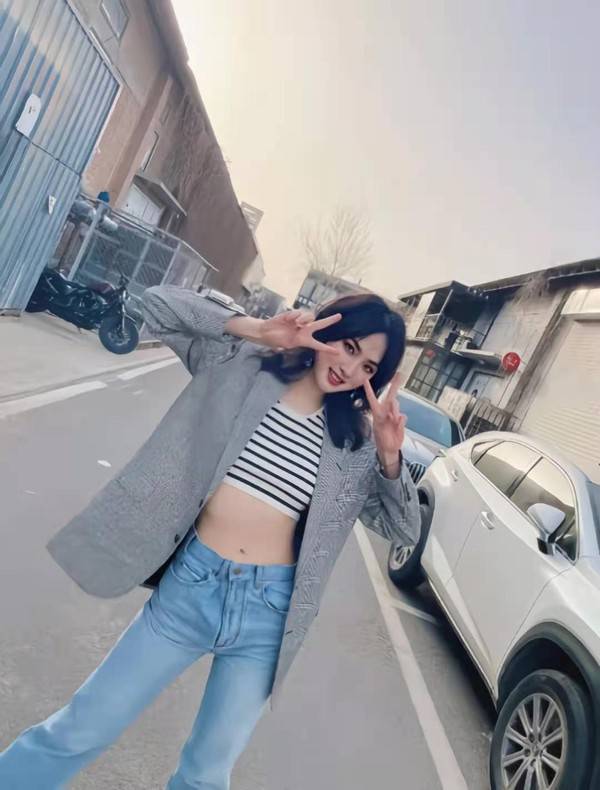 公主|华为二公主姚安娜真时髦，穿西服搭格纹背心街拍，露出蛮腰可真细