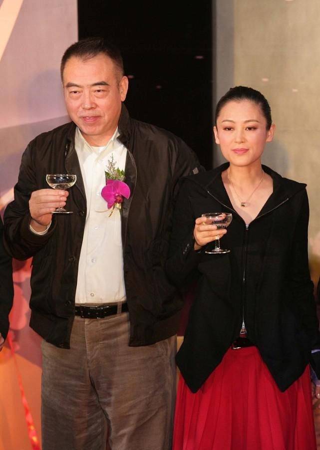 女生|陈红也难逃中年发福，穿波点红裙配黑丝袜扮嫩，身材却有点饱满