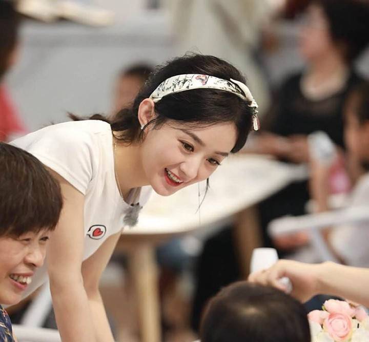 颜色|丝巾你还围出大妈味道？学会这小巧思，胜过你买一百件土气新衣！