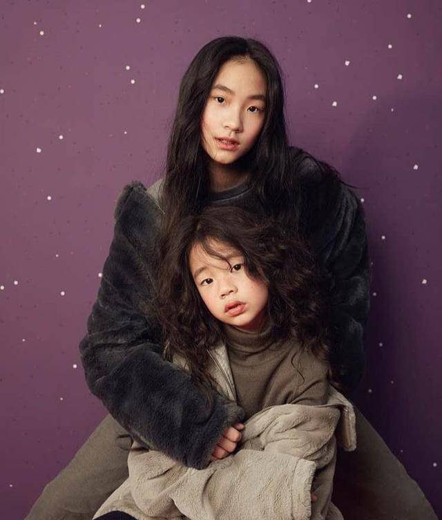 黑色|锐气没了！小S母女拍大片，女儿躺桌上太高级，妈妈抱桌腿也开心