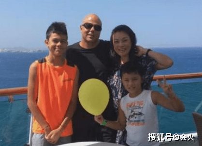 瑞士|57岁史可罕秀恩爱！被外国老公亲密搂肩，混血儿子身材壮硕颜值高