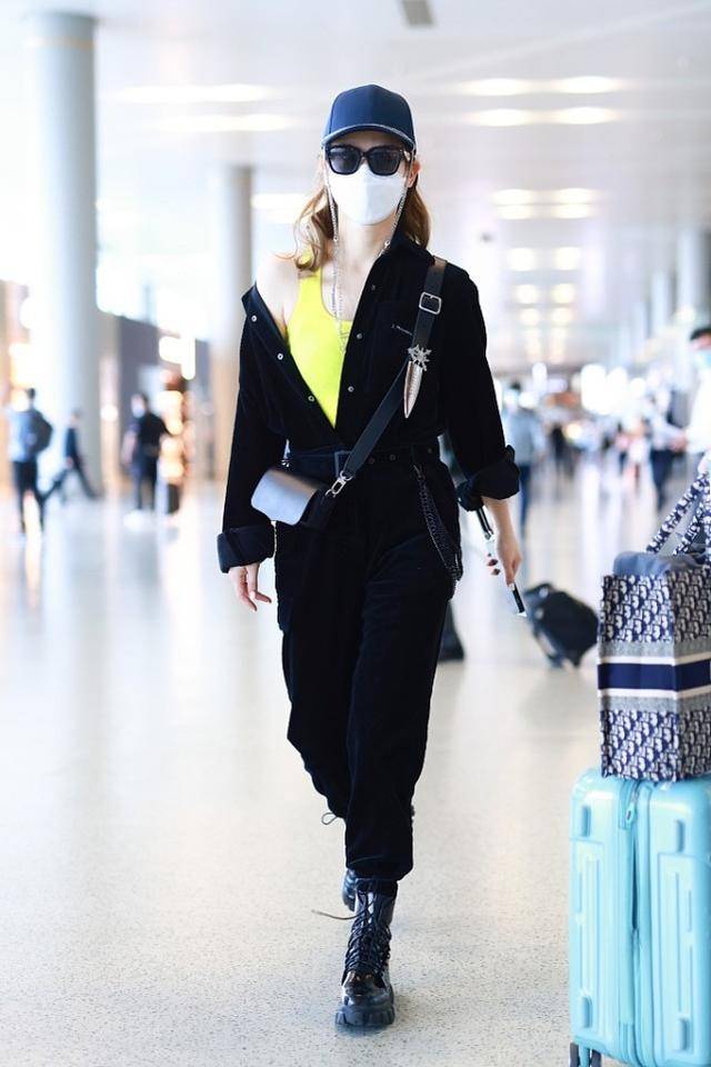 荧光|戚薇连体裤穿出女人味，“露肩”搭配很惊艳，荧光色内搭才是王牌